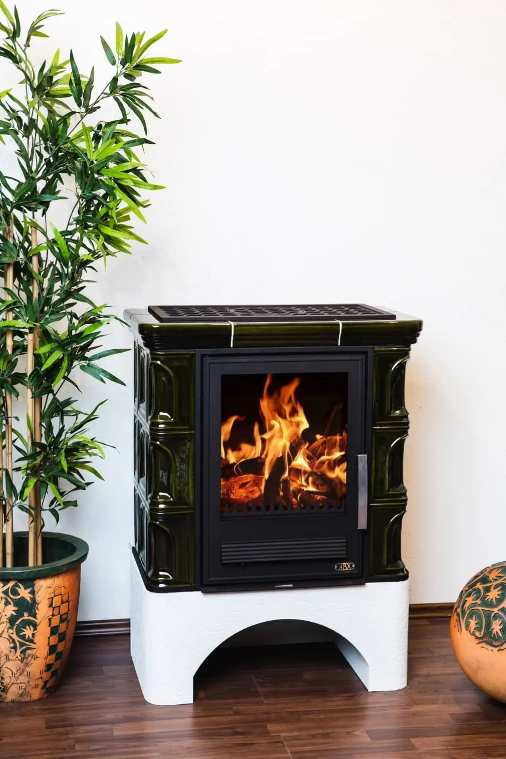 Kaminofen ABX Iberia - Kachel grün; Sockel weiß