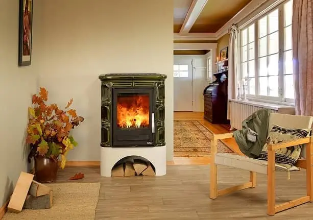 Kaminofen ABX Gosausee - Kachel Moosgrün; Sockel weiß - Beispielbild