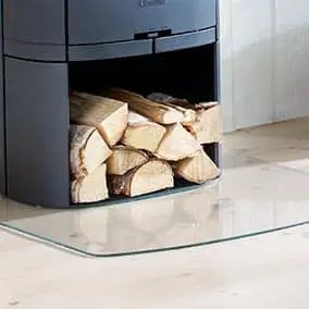 Für die Montage werden die Standfüße des Ofens herausgedreht, dann kann die Glasplatte bis an die Stellfüße darunter geschoben werden. 