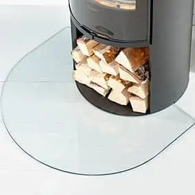 Für die Montage werden die Standfüße des Ofens herausgedreht, dann kann die Glasplatte bis an die Stellfüße darunter geschoben werden. 

